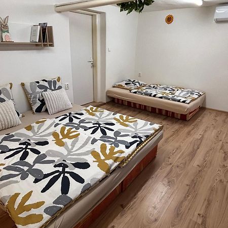 Apartmanovy Dom Grand Štúrovo Exteriör bild