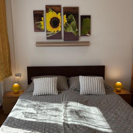 Apartmanovy Dom Grand Štúrovo Exteriör bild