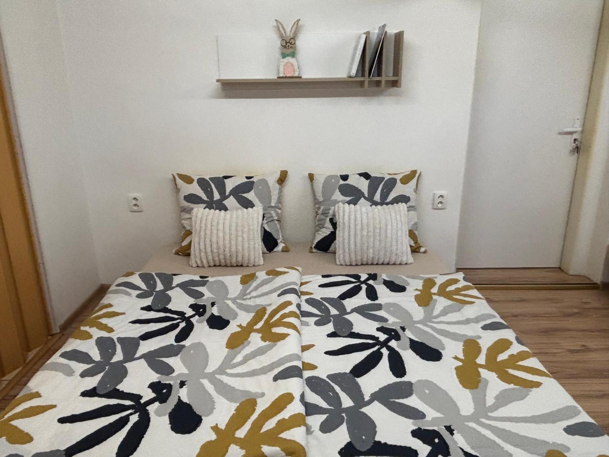 Apartmanovy Dom Grand Štúrovo Exteriör bild