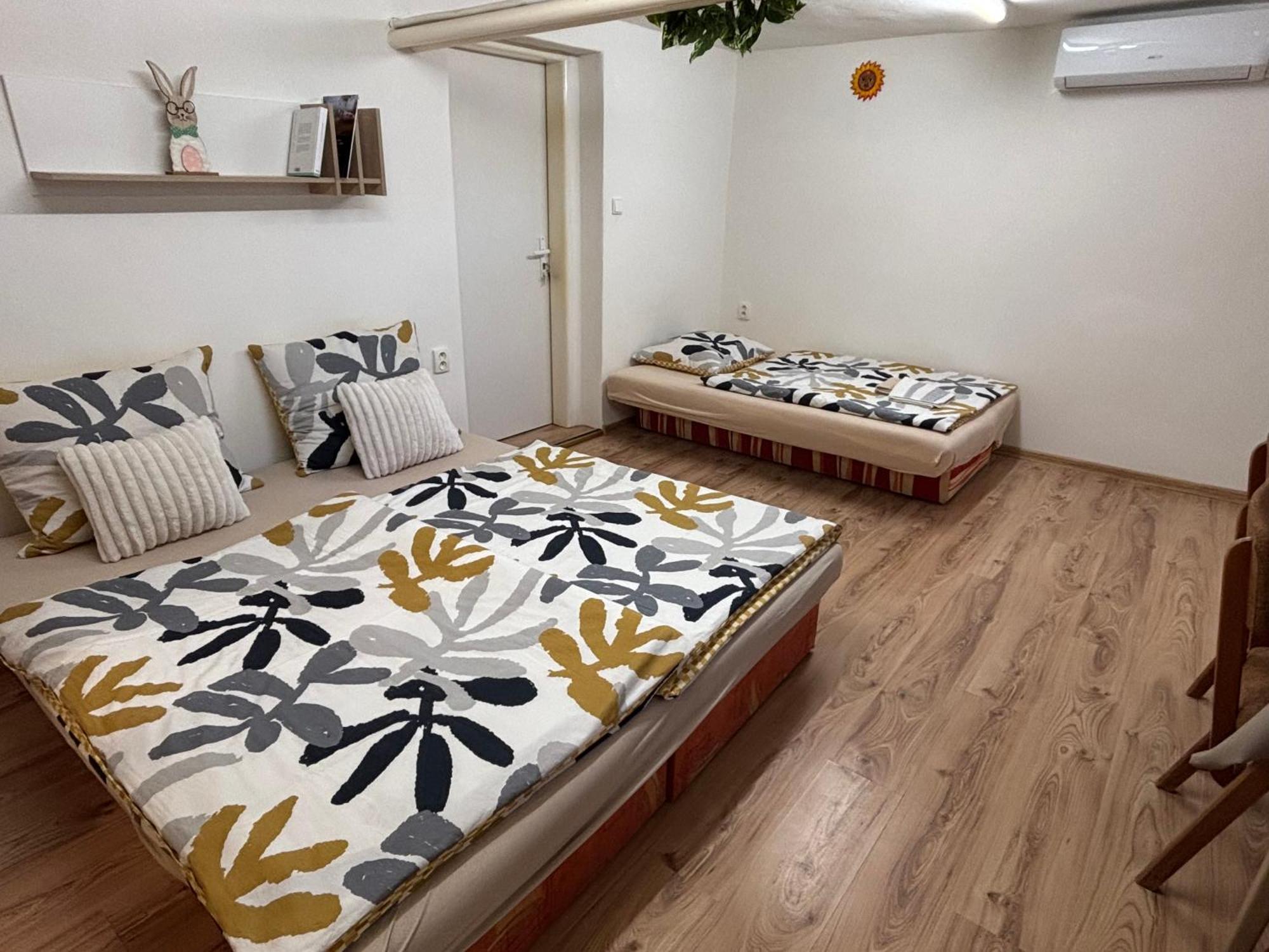 Apartmanovy Dom Grand Štúrovo Exteriör bild