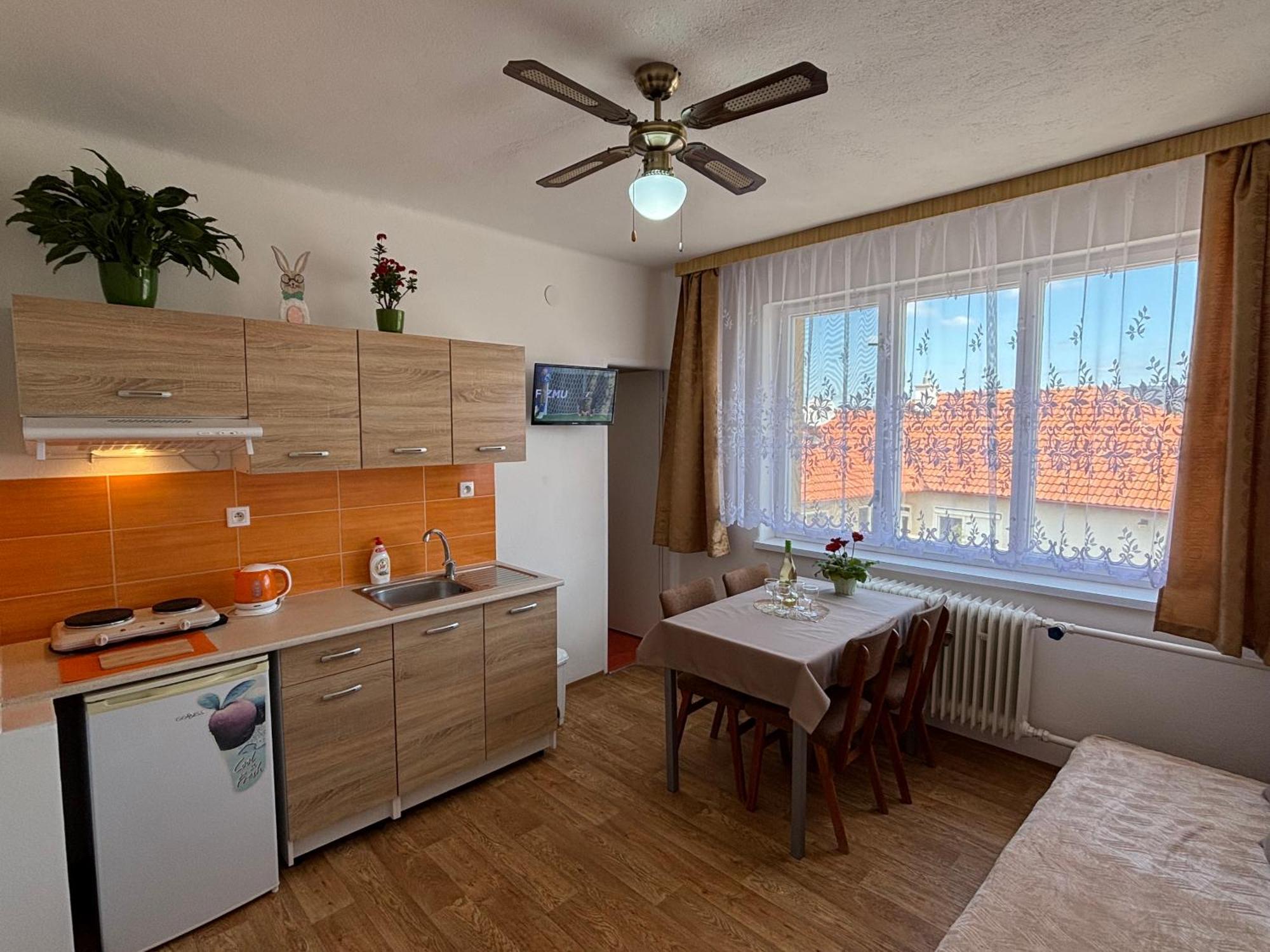 Apartmanovy Dom Grand Štúrovo Exteriör bild