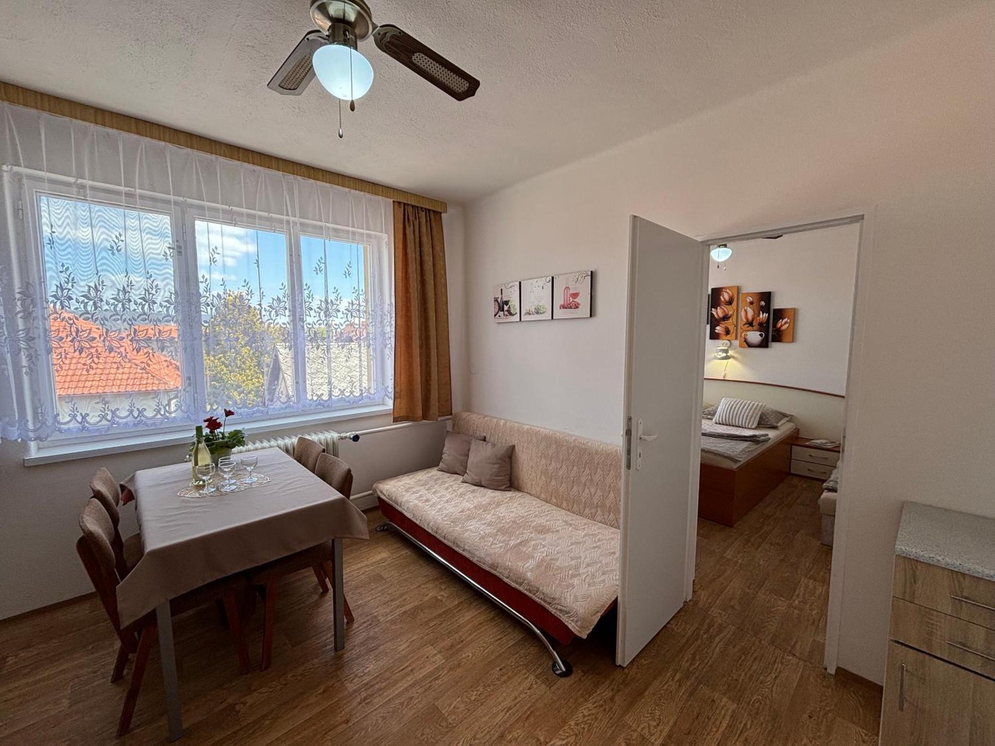 Apartmanovy Dom Grand Štúrovo Exteriör bild