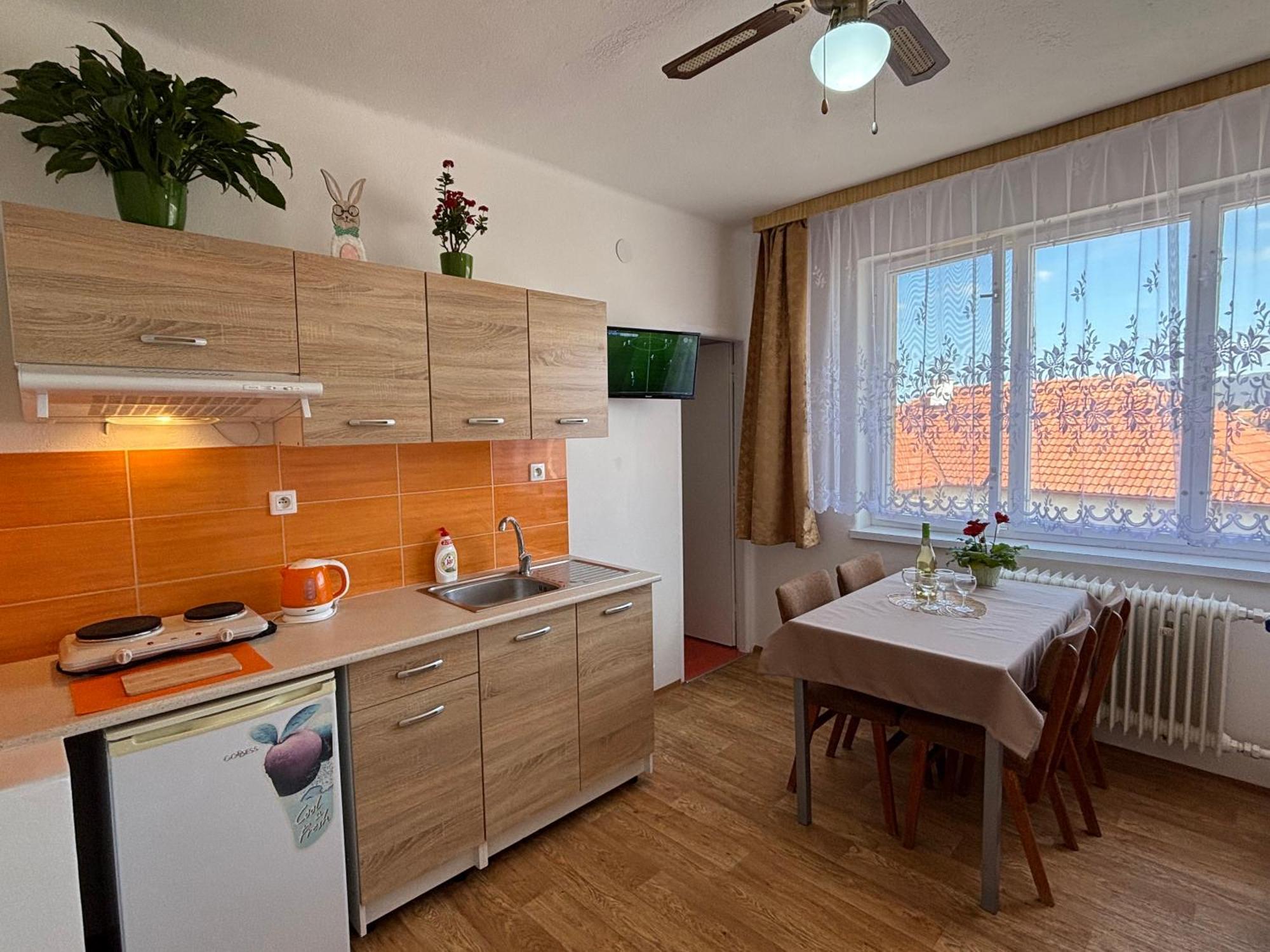 Apartmanovy Dom Grand Štúrovo Exteriör bild