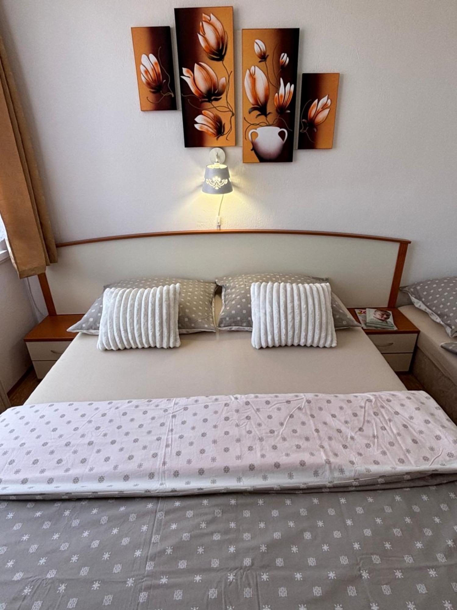 Apartmanovy Dom Grand Štúrovo Exteriör bild