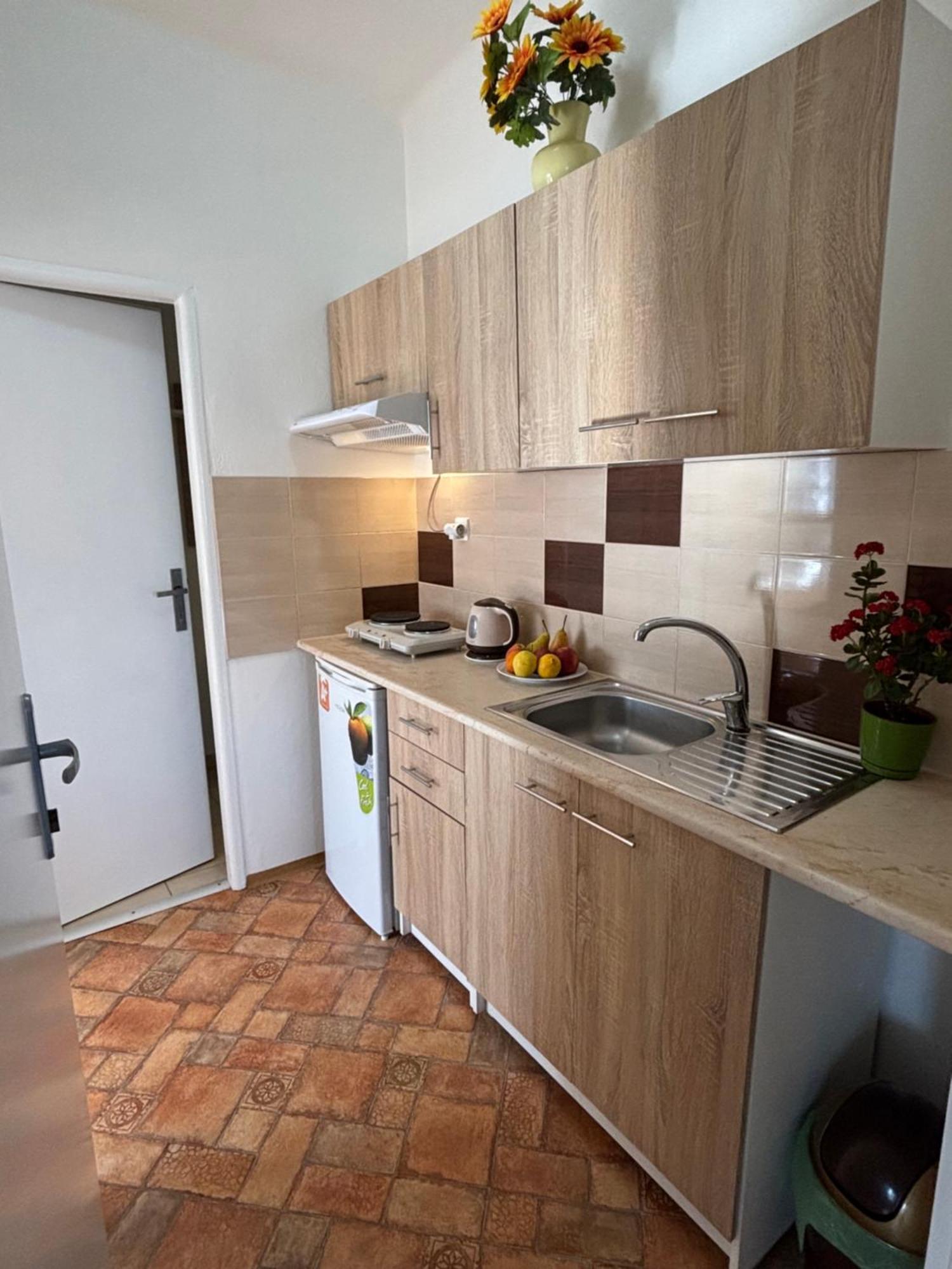 Apartmanovy Dom Grand Štúrovo Exteriör bild