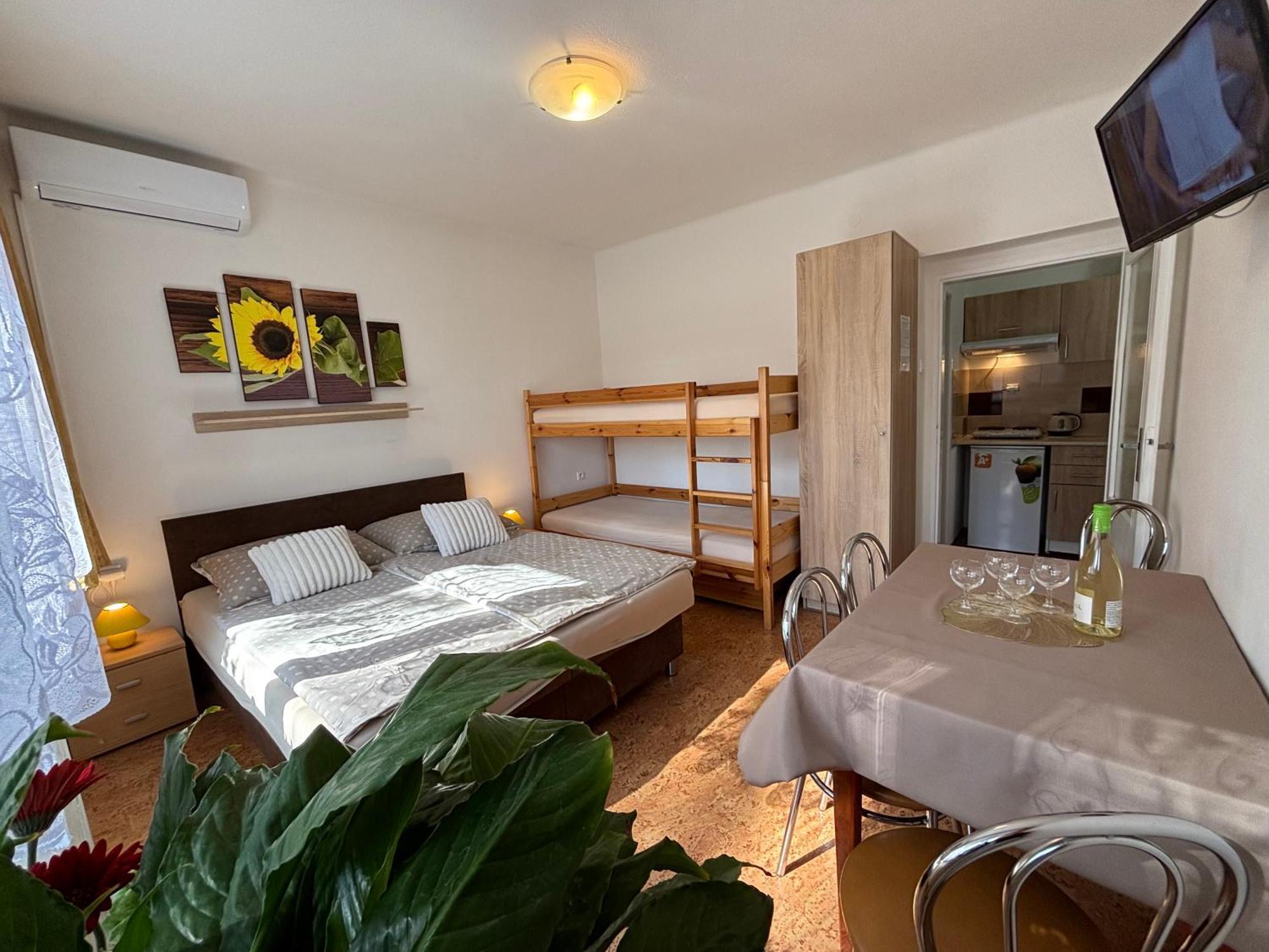 Apartmanovy Dom Grand Štúrovo Exteriör bild