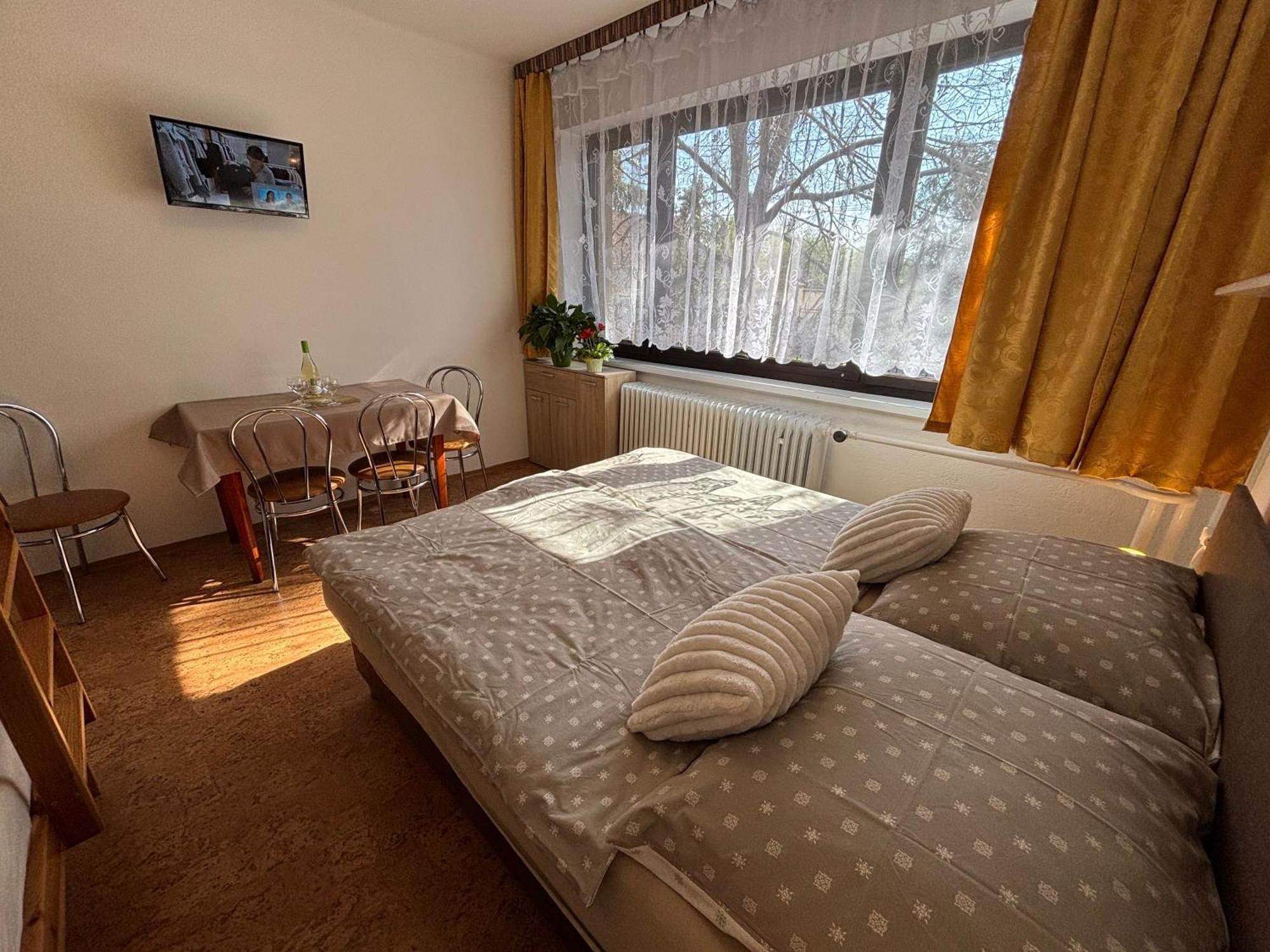 Apartmanovy Dom Grand Štúrovo Exteriör bild