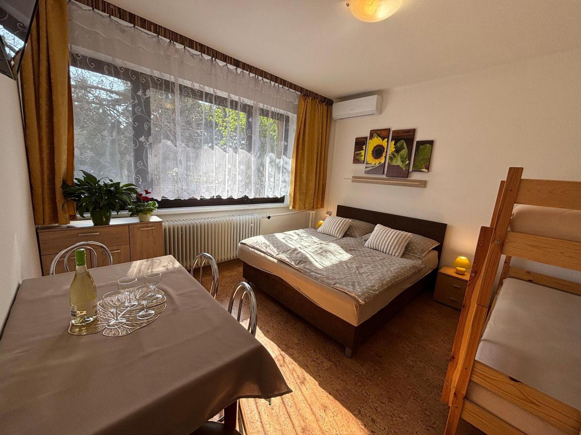 Apartmanovy Dom Grand Štúrovo Exteriör bild