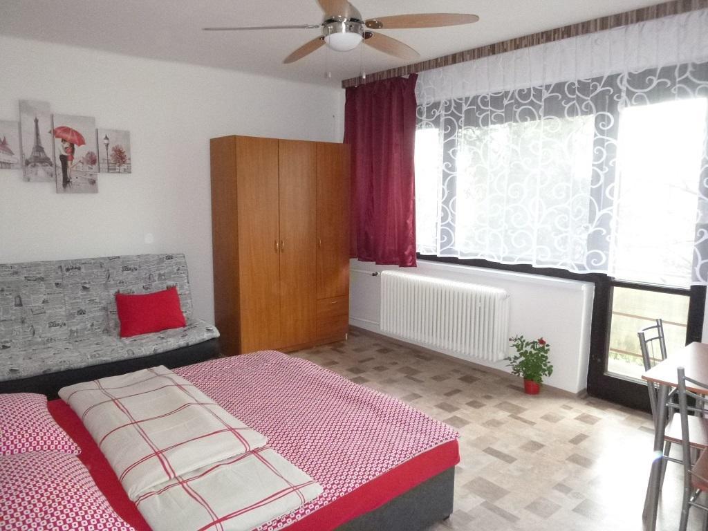 Apartmanovy Dom Grand Štúrovo Exteriör bild