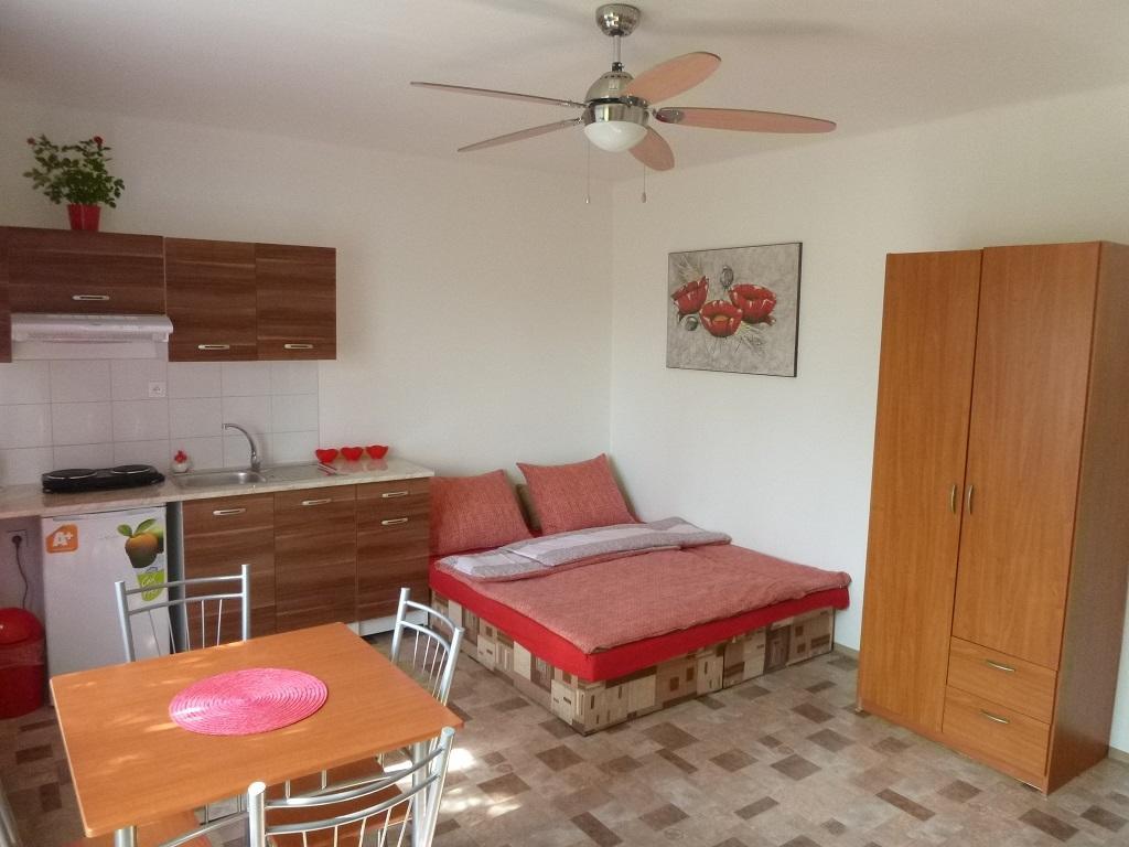Apartmanovy Dom Grand Štúrovo Exteriör bild