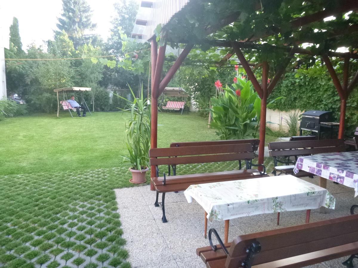 Apartmanovy Dom Grand Štúrovo Exteriör bild