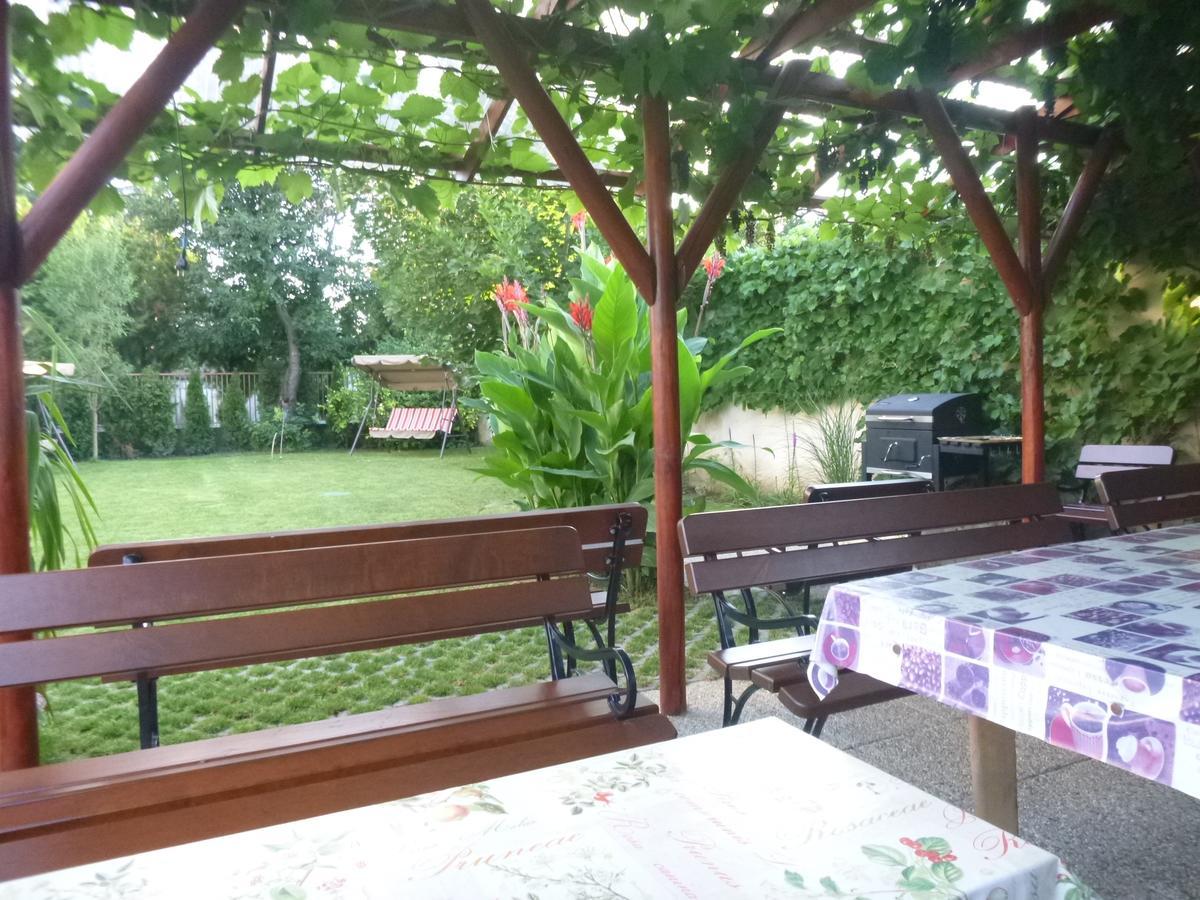 Apartmanovy Dom Grand Štúrovo Exteriör bild