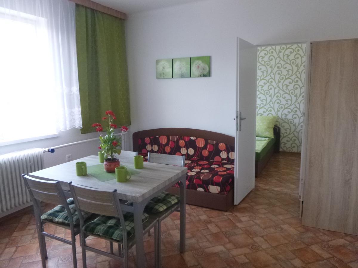 Apartmanovy Dom Grand Štúrovo Exteriör bild