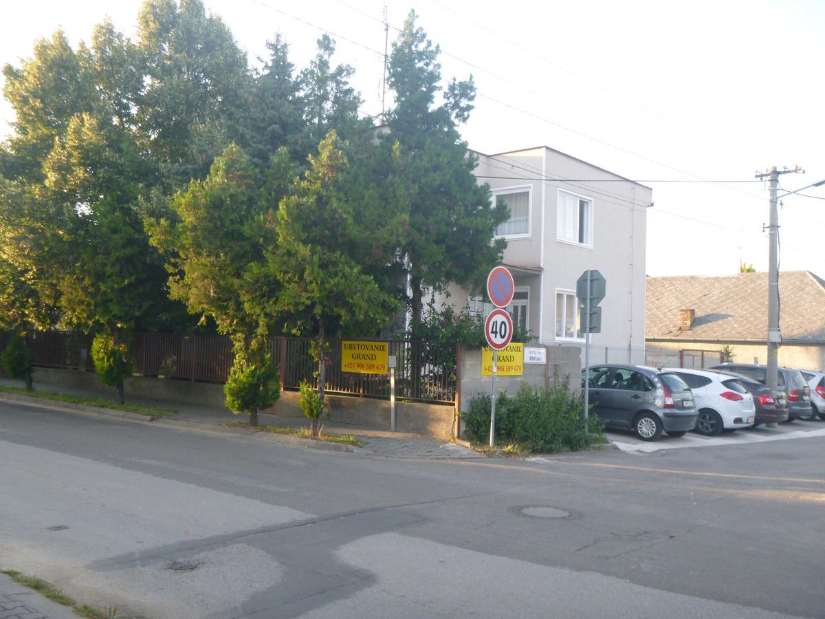 Apartmanovy Dom Grand Štúrovo Exteriör bild